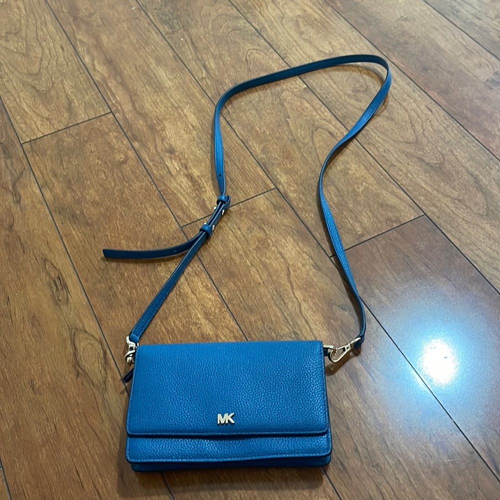 Michael Kors Pebble crossbody wallet. Never used.